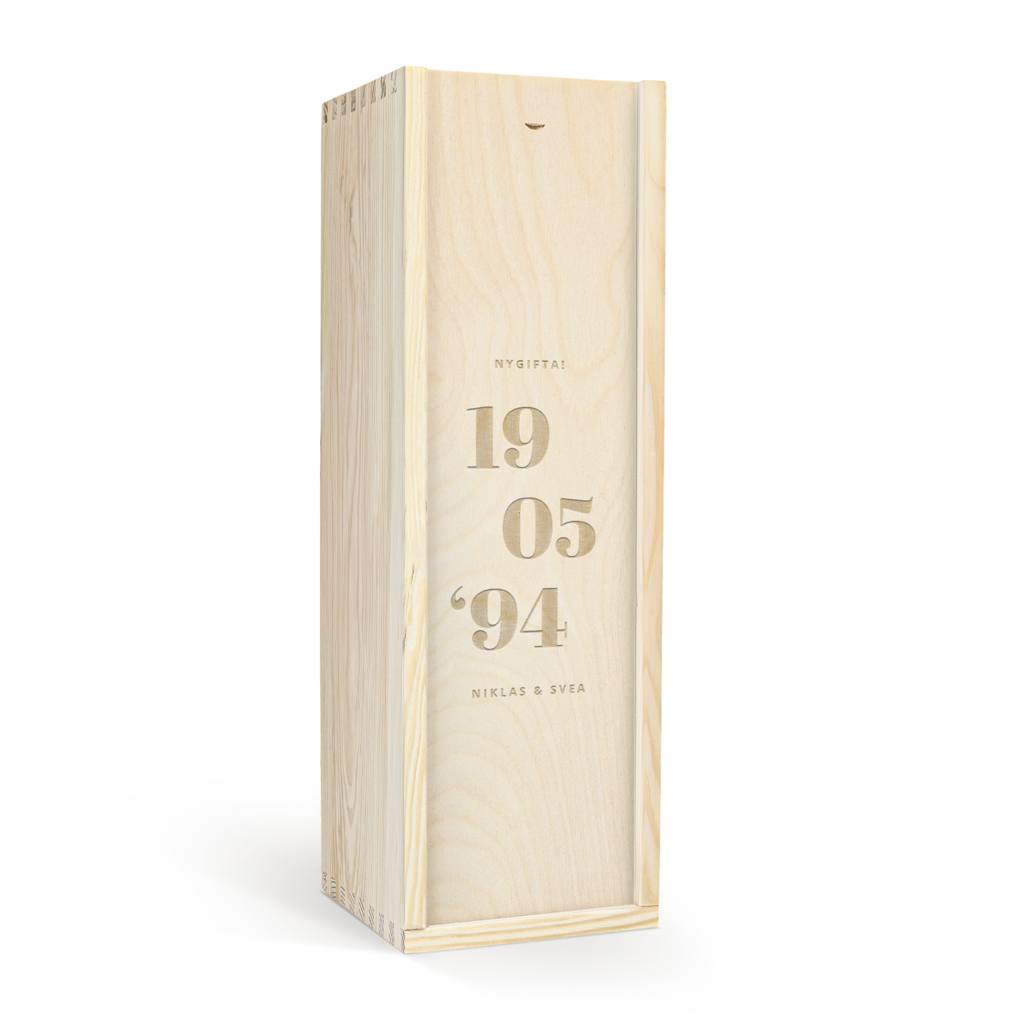 Personlig Highland Park 12 whisky i graverad träask med NYGIFT!, datumet 19 05 '94 och namnen Niklas & Svea