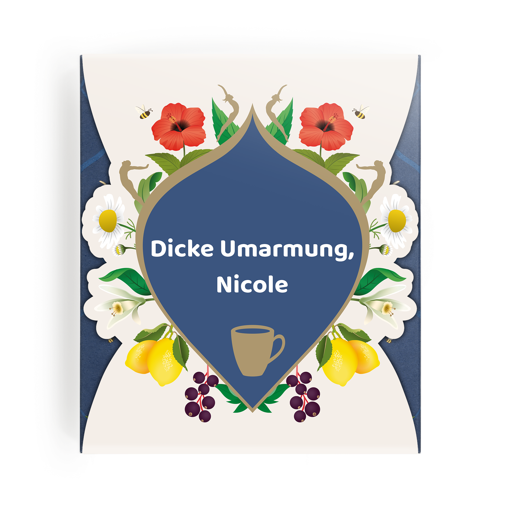 Personalisiertes Pukka-Tee-Geschenkset mit aufgedruckter Nachricht "Dicke Umarmung, Nicole" und Tassensymbol, umrahmt von Blumen und Früchten.
