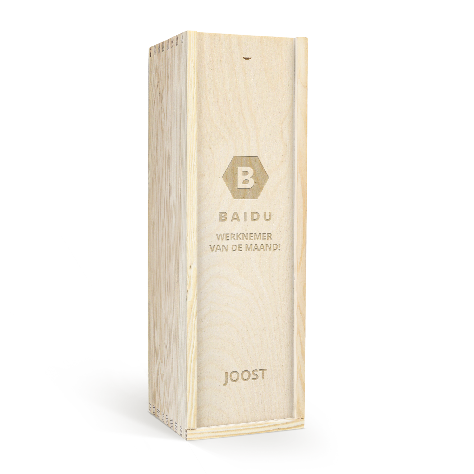 Houten kist voor port met de naam Joost en de tekst Baidu Werknemer van de maand gegraveerd in de deksel