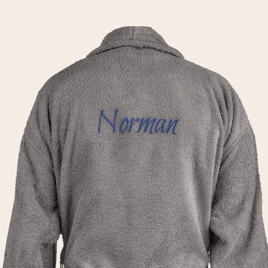 Kopalni plašč - moški Siv mehak kopalni plašč z izvezenim modrim imenom Norman na hrbtu