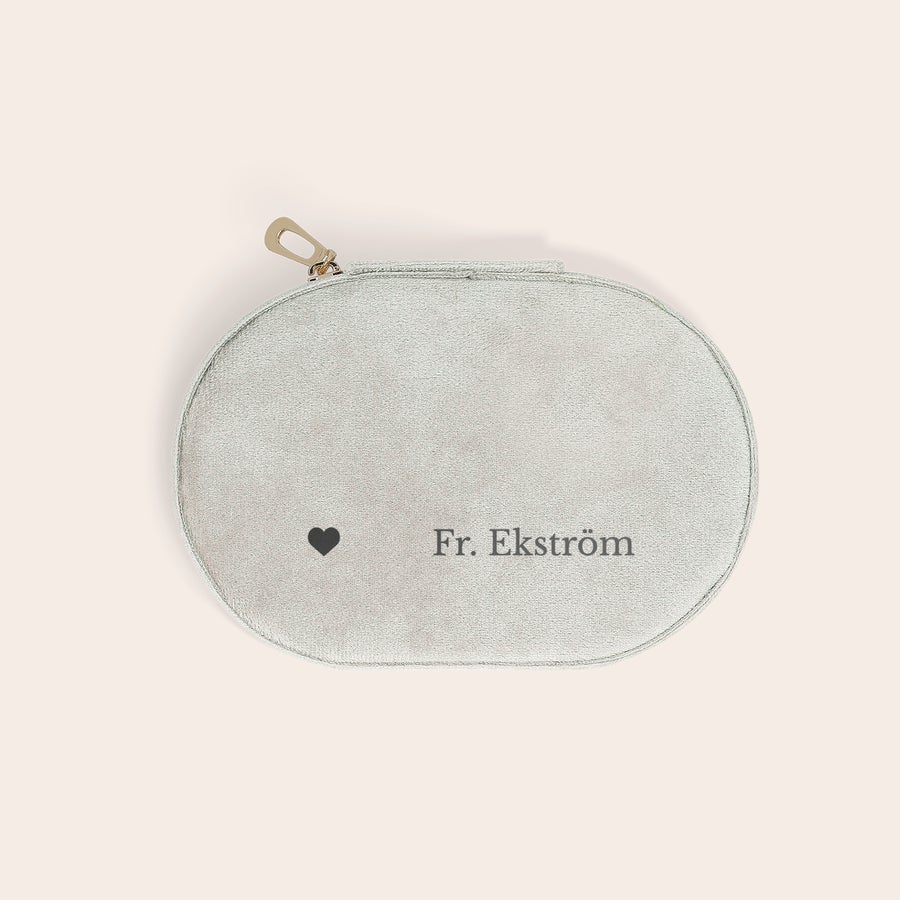 Personligt smyckeskrin Personligt smyckeskrin – Oval – Beige med ett graverat hjärta och namnet Fr. Ekström, anpassningsbart med egen text