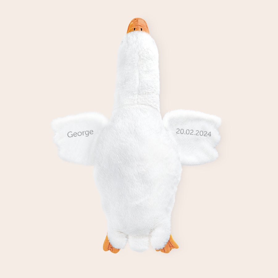 Peluche de ganso personalizado Peluche de ganso branco personalizado, com nome "George" e data "20.02.2024" bordados nas asas, para surpreender os mais pequenos.