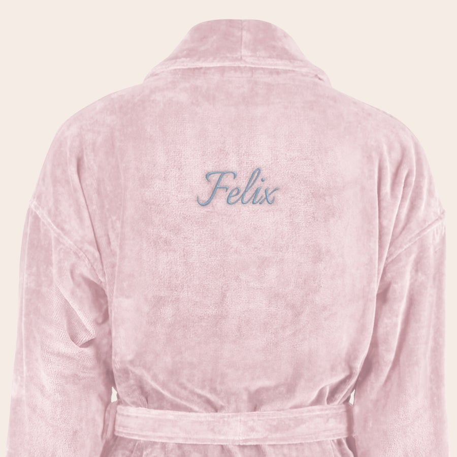 Bademantel Männer personalisiert Rosafarbener Frottee-Bademantel mit dem Namen Felix in Blau bestickt, ein Bademantel mit Namen.