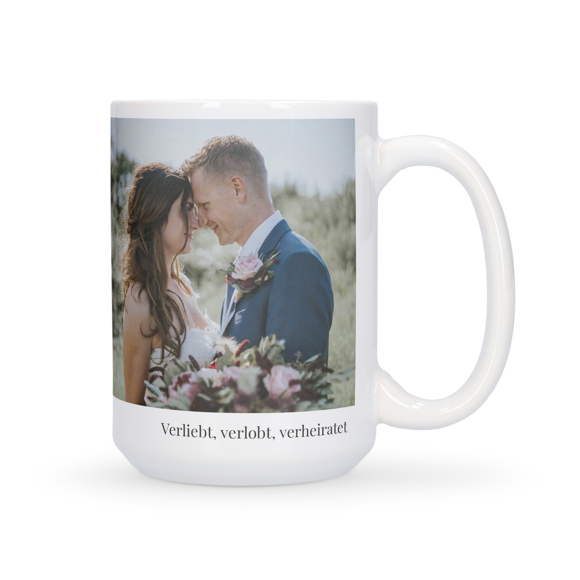 Bedruckte XL Tasse mit Hochzeitsfoto und Text Verliebt, verlobt, verheiratet personalisiert