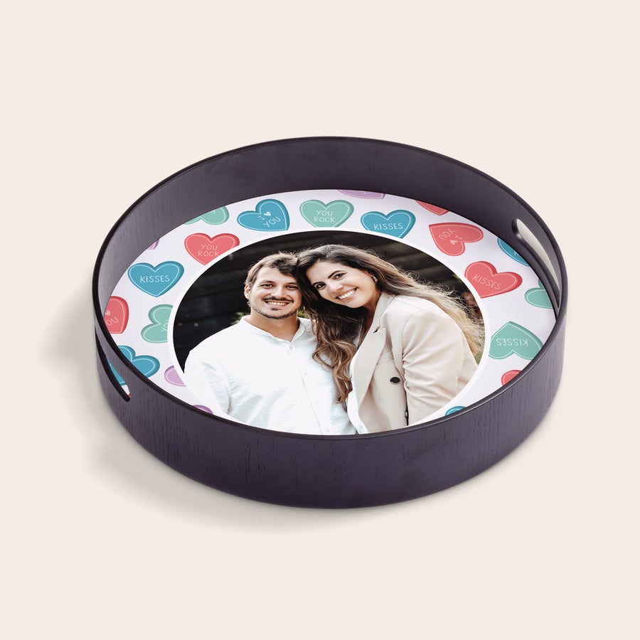 Vassoio Personalizzato - Rotondo Vassoio circolare in legno scuro con foto di coppia sorridente, stampato personalmente con cuori colorati e messaggi