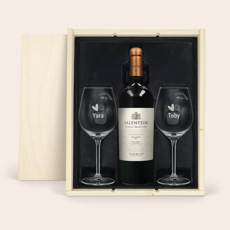 Personlig Salentein Malbec vin Lyxig presentlåda av trä med en flaska Salentein vin och två vinglas graverade med namnen Yara och Toby.