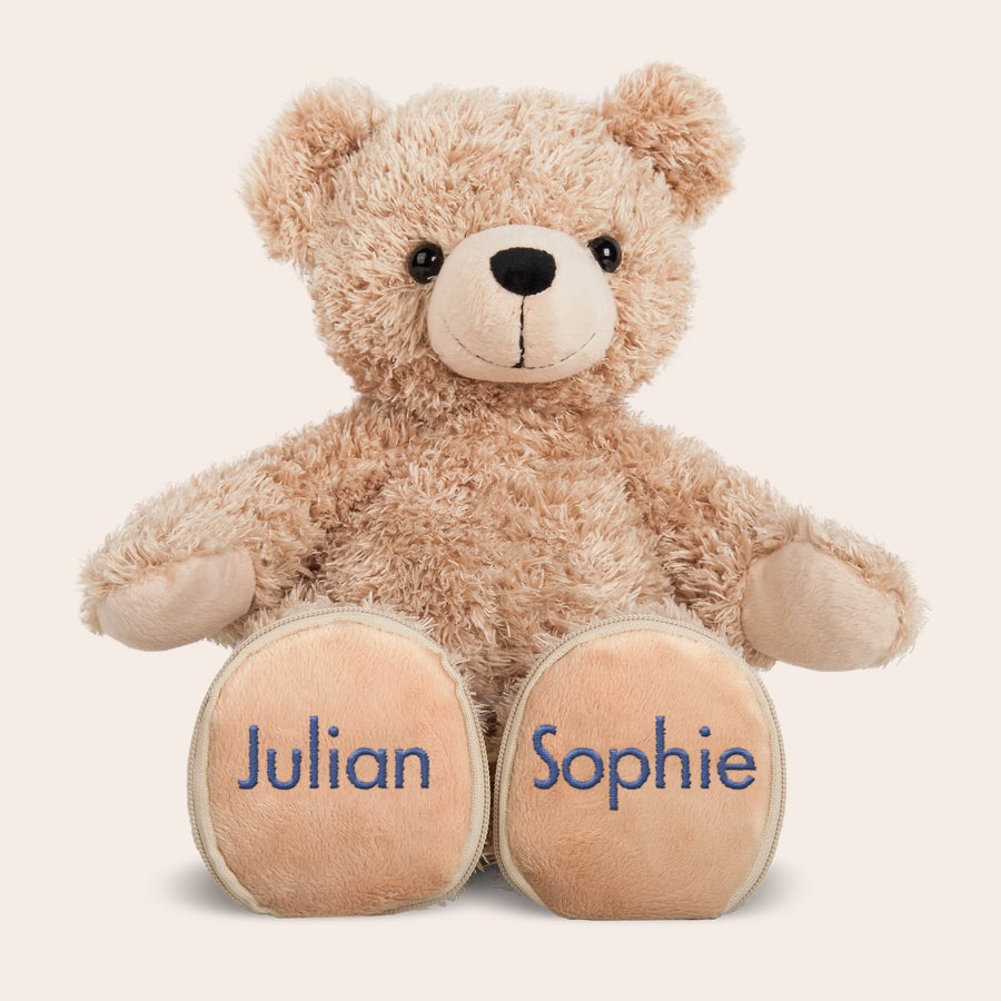 Peluche amour personnalisée - prénoms brodés Ours en peluche personnalisé couleur crème avec les prénoms Julian et Sophie brodés sur les pattes.