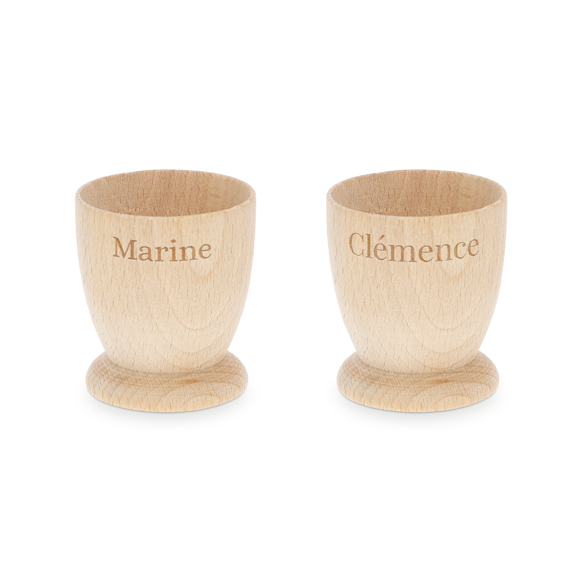 Deux coquetiers personnalisés en bois de hêtre avec les prénoms Marine et Clémence gravés, pour un petit-déjeuner inoubliable