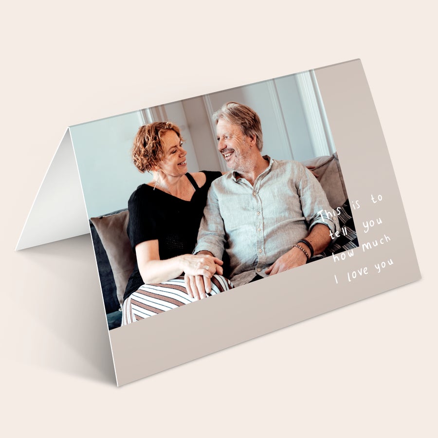 Cartão com foto Um cartão personalizado com foto de um casal sorrindo, impresso com a frase "This is to tell you how much I love you".