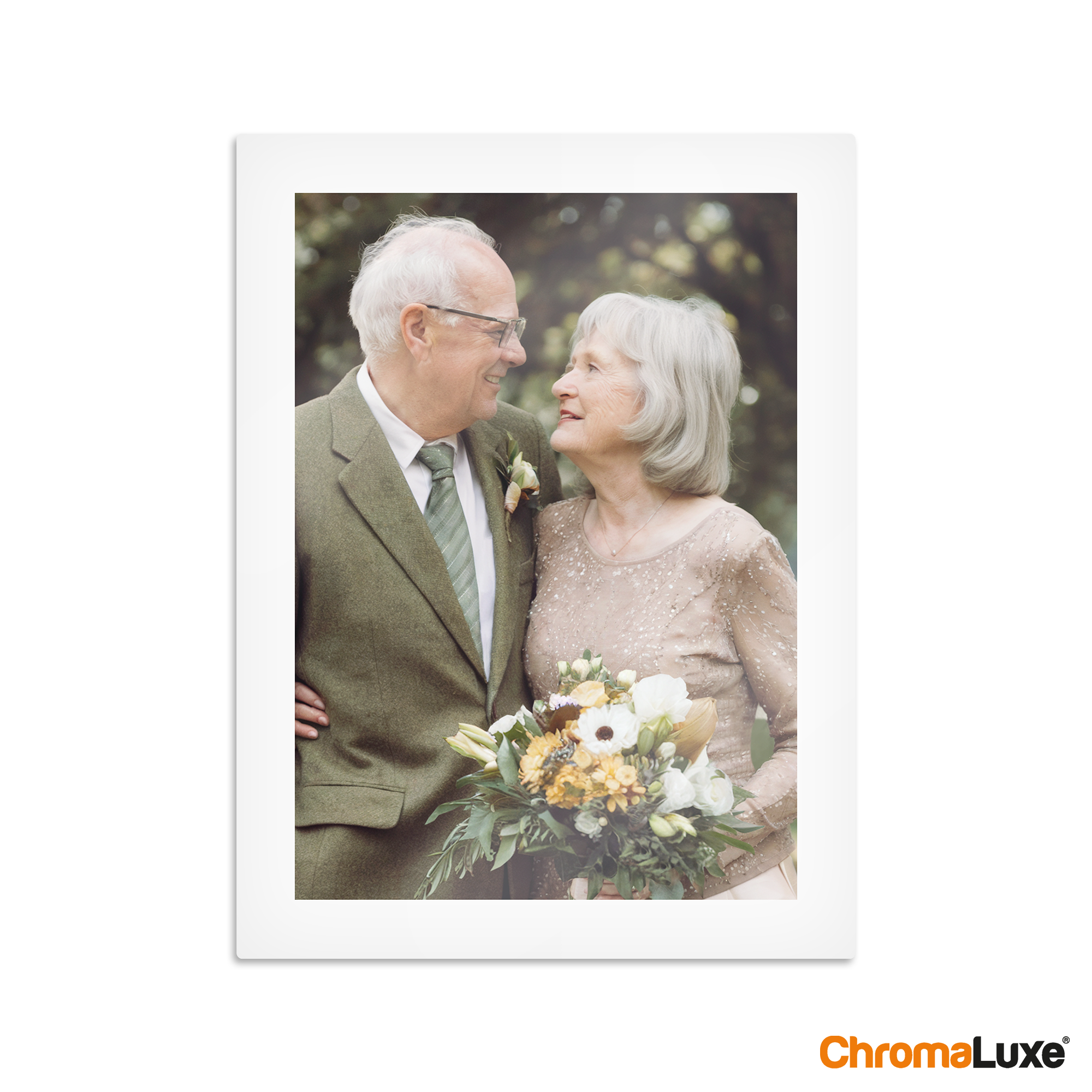 ChromaLuxe aluminium fotopaneel geprint met een trouwfoto van een ouder echtpaar.
