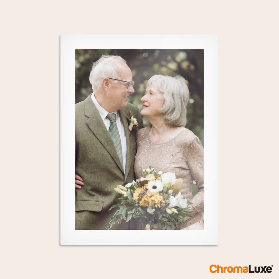 Foto afdrukken op aluminium ChromaLuxe aluminium fotopaneel geprint met een trouwfoto van een ouder echtpaar.