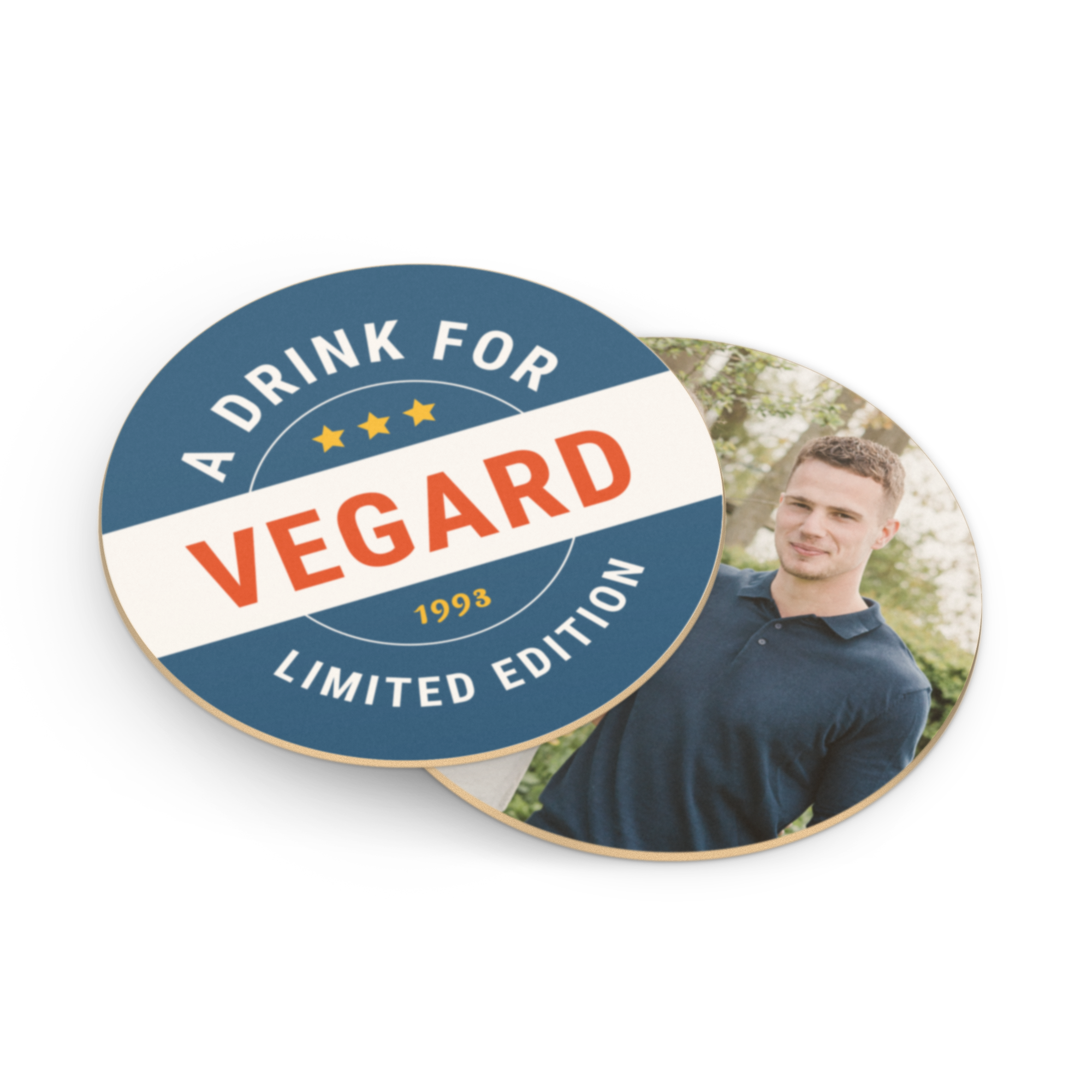 Rund personlig ølbrikke med navnet Vegard og årstallet 1993, trykt med et bilde av en mann.