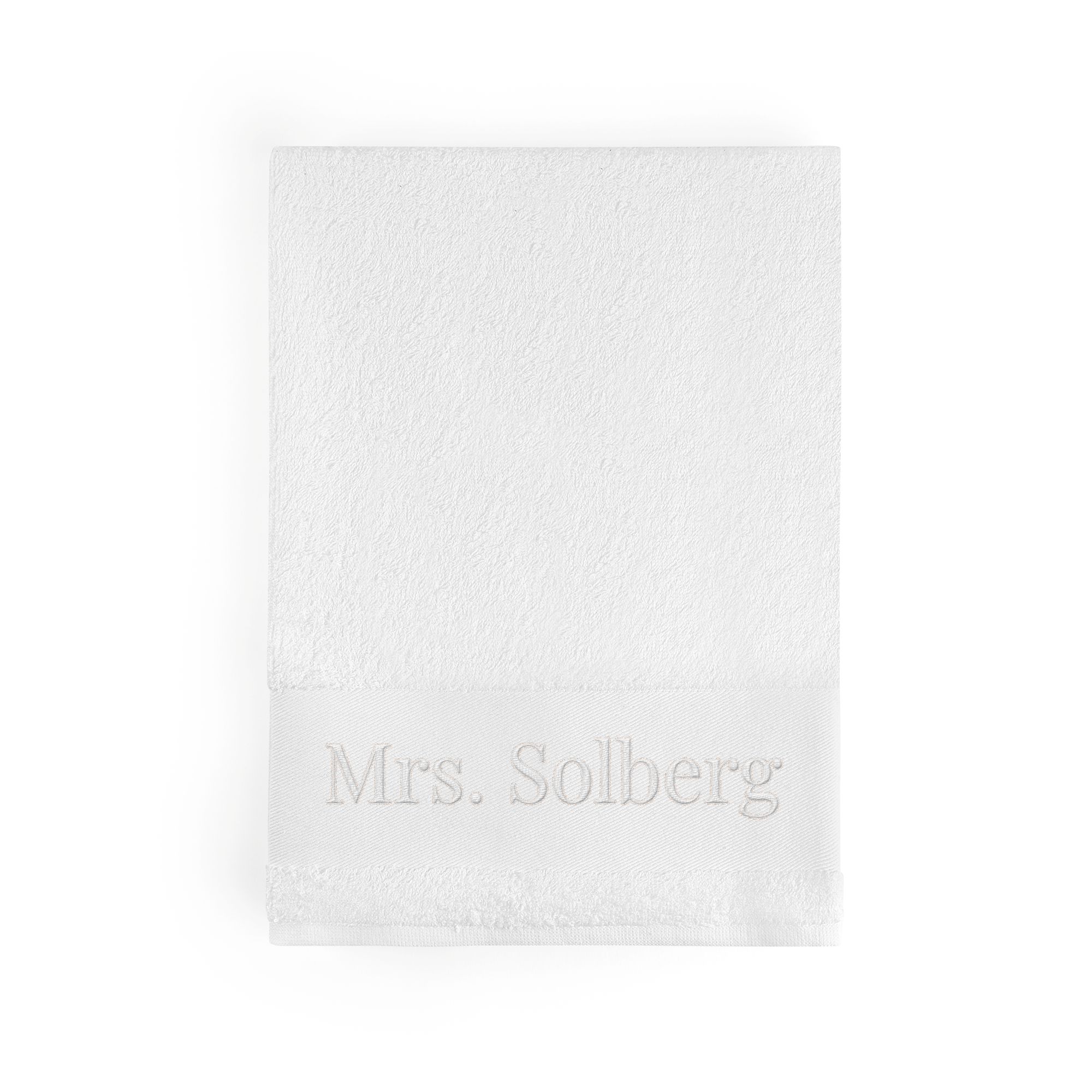 Personlig hvitt badehåndkle brodert med "Mrs. Solberg". Skap noe spesielt med et personlig hvitt badehåndkle.
