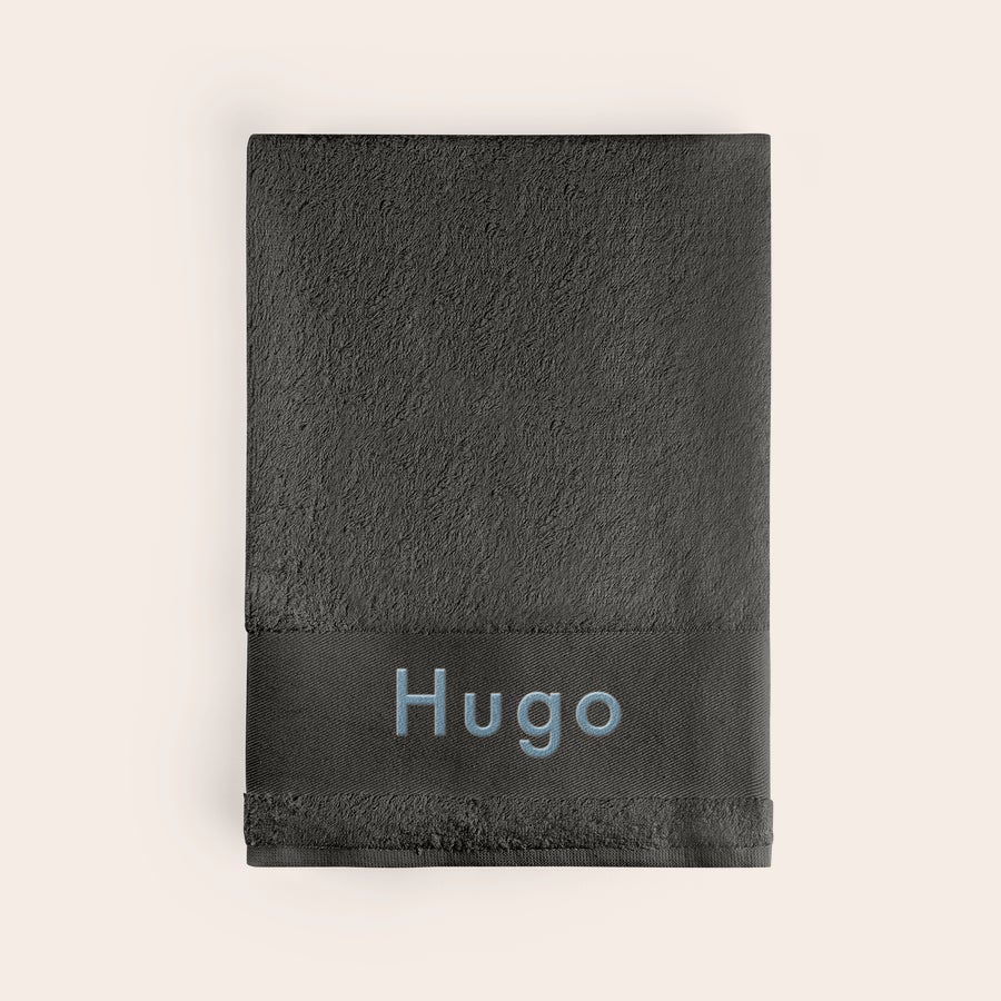 Serviette brodée Serviette grise personnalisée avec le prénom Hugo brodé en bleu