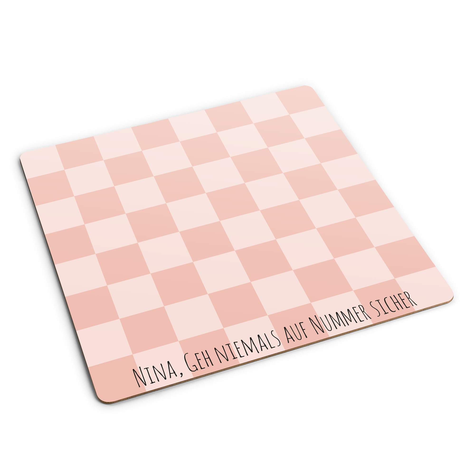 Personalisiertes Schachbrett mit rosa Feldern und dem Text "NINA, GEH NIEMALS AUF NUMMER SICHER" bedruckt