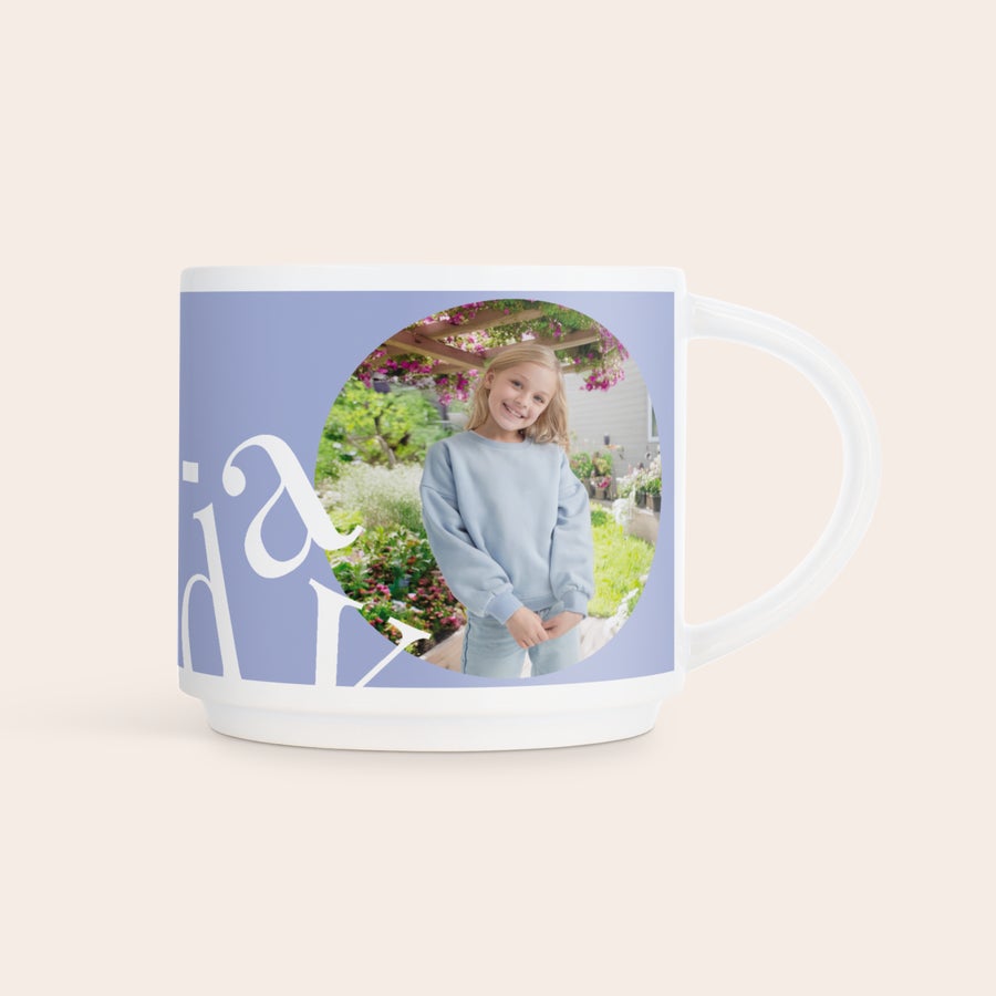 Tazas apilables con foto Taza fotográfica apilable personalizada con el estampado de una niña rubia sonriente en un jardín.