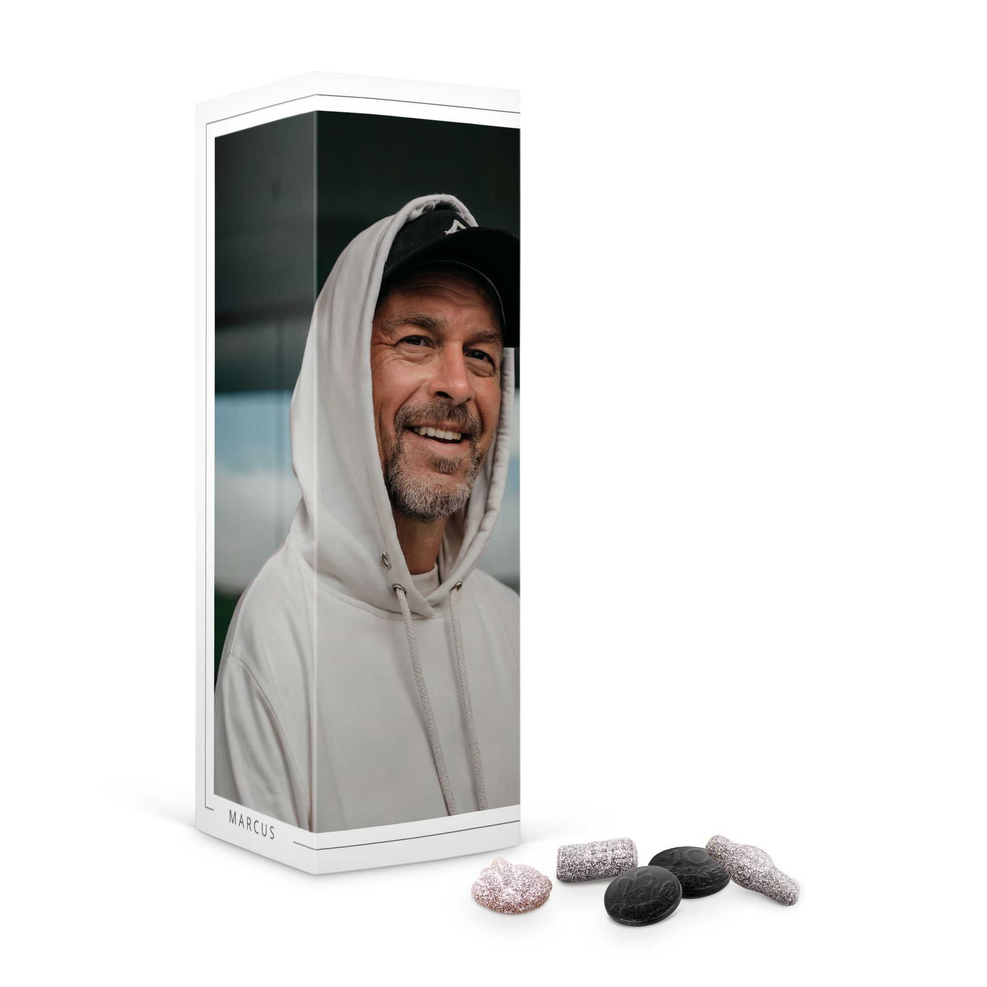 En personlig lakritsask tryckt med foto av man och texten "MARCUS" med Klene lakritsgodisar vid sidan.
