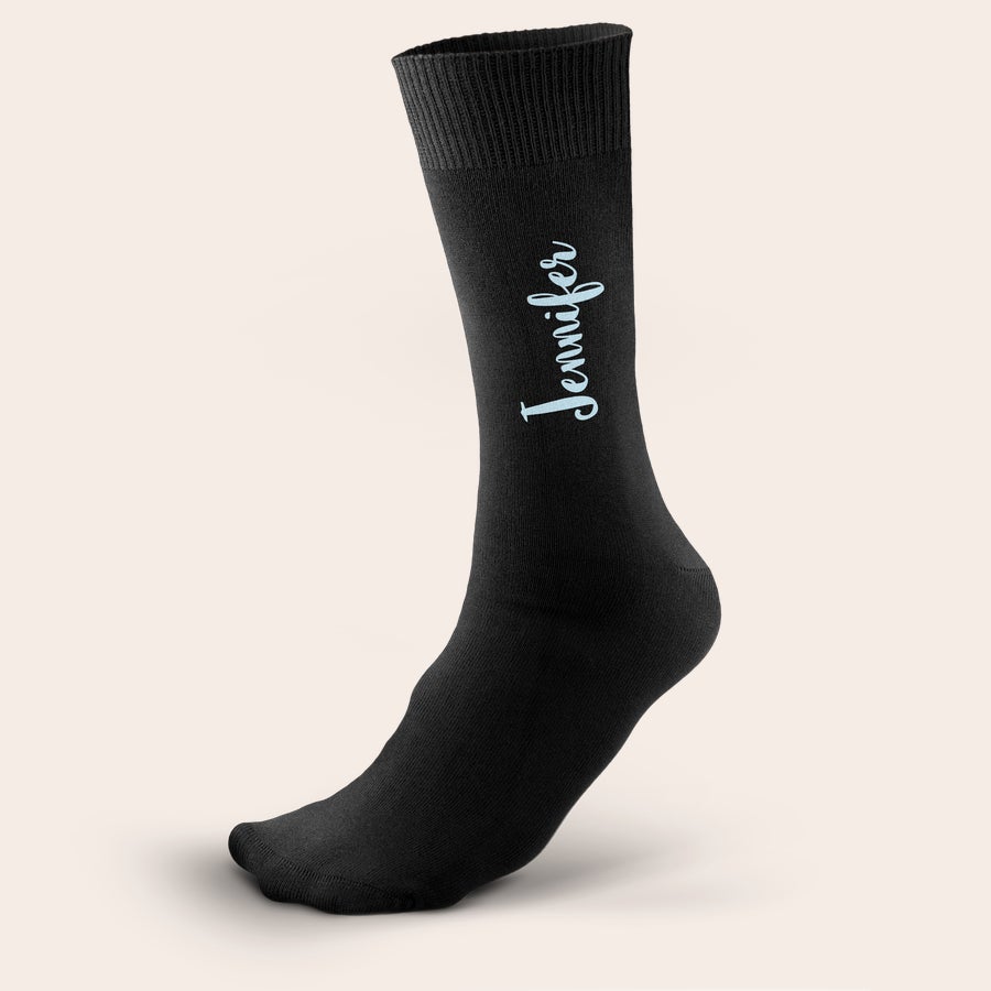 Calcetines con nombre Calcetín negro con el nombre "Jennifer" impreso en color azul claro, un regalo para diseña los calcetines personalizados más creativos.
