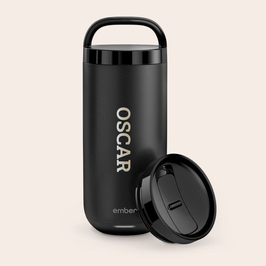 Ember Smart Control Mug Vaso Ember Control negro con el nombre Oscar grabado con láser en dorado.