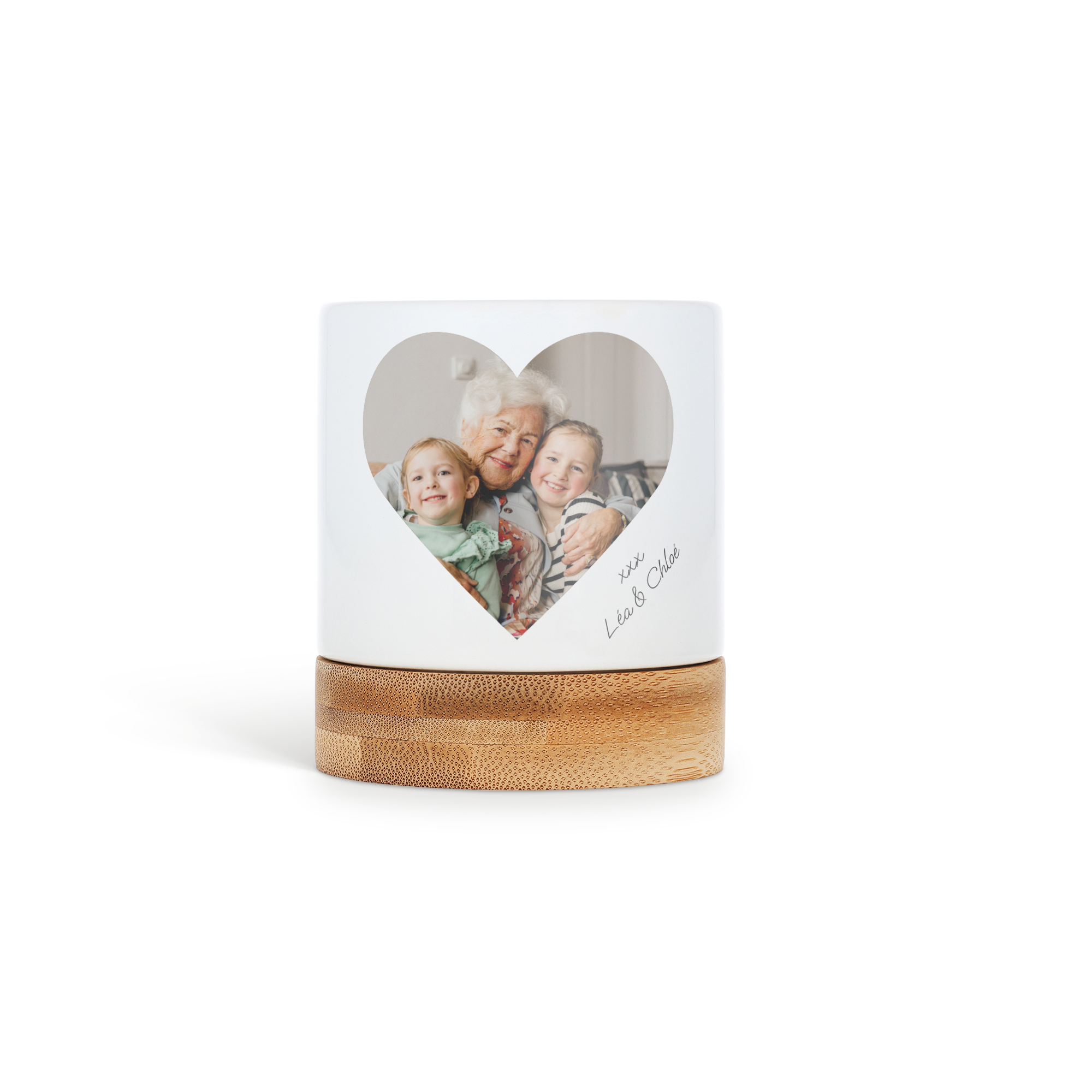 Pot de fleurs personnalisé blanc avec photo en forme de cœur et inscription Léa & Chloé, socle en bambou, Offrez-leur une touche de verdure personnalisée qu’ils apprécieront