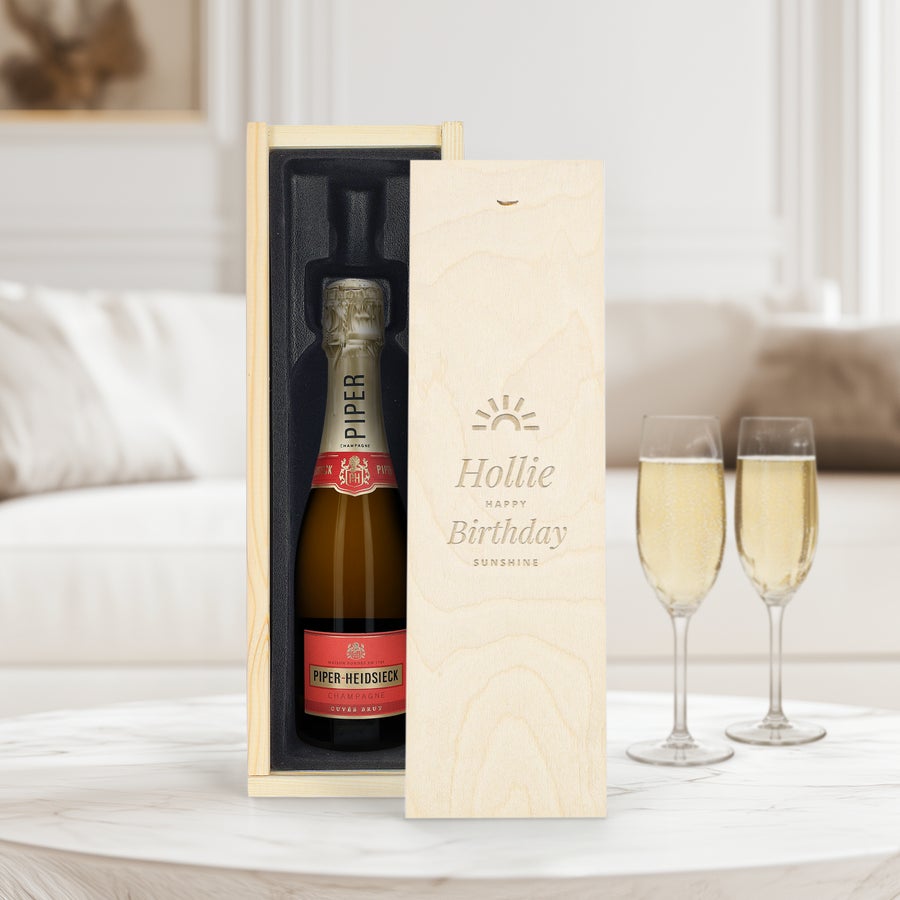Darčeková súprava šampanského s pohármi - Gravírované viečko - Piper Heidsieck Brut (375 ml) Luxusná darčeková súprava šampanského Piper Heidsieck s vygravírovaným vekom s textom Hollie Happy Birthday Sunshine a dvoma pohármi