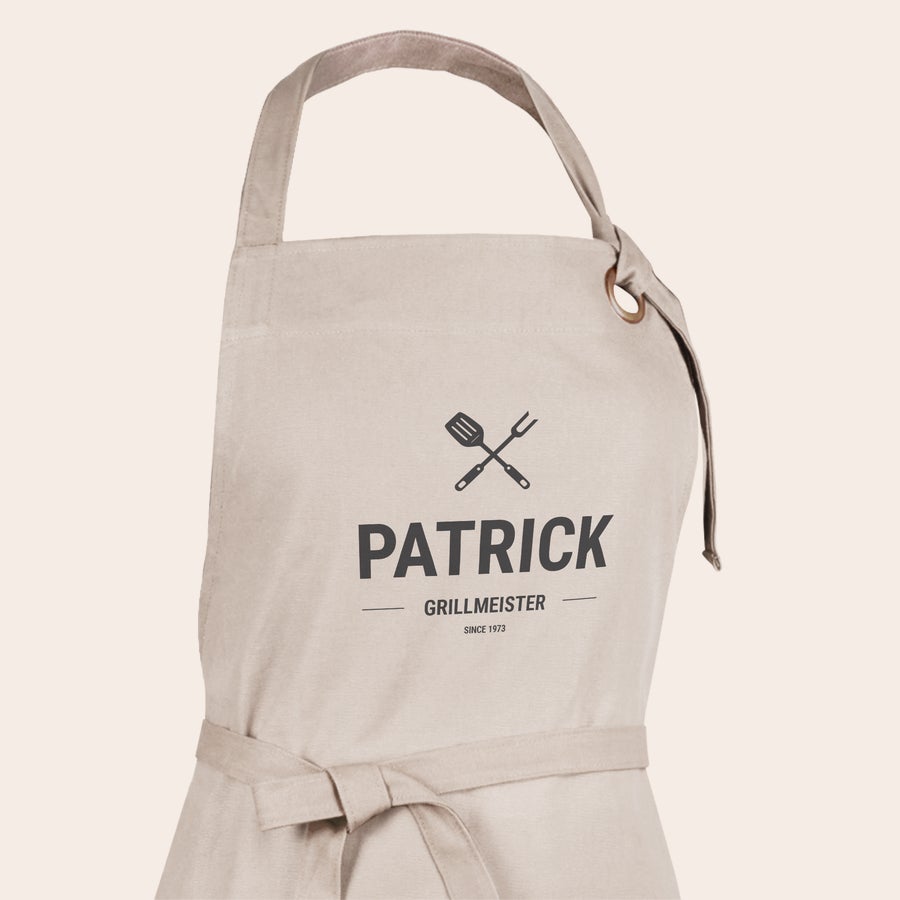 Schürze bedrucken Personalisierte Schürze für Männer aus beigem Stoff, bedruckt mit dem Namen PATRICK, Grillmeister und seit 1973