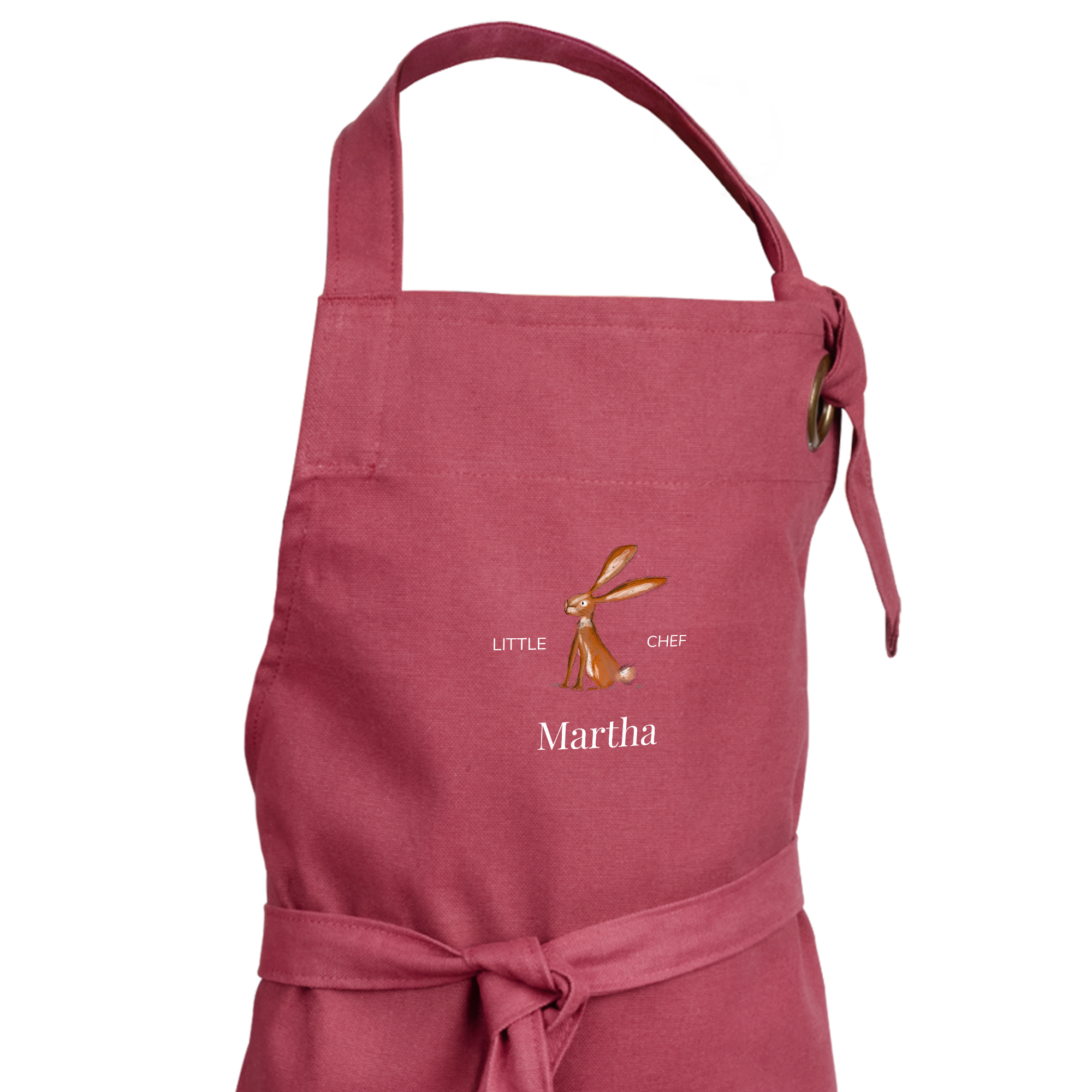 Bordeauxrote Kinderschürze, bedruckt mit einem braunen Hasen und den Wörtern Little Chef sowie dem Namen Martha.