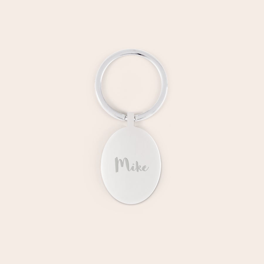 Breloc cu Breloc oval argintiu personalizat cu numele Mike gravat, pentru a asigura cheile unice.