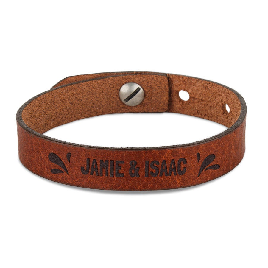 Barna bőr férfi karkötő metszettel, "JAMIE & ISAAC" nevekkel testre szabva.
