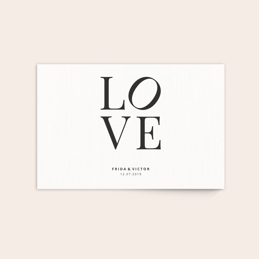 Foto på træ Træpanel med foto, hvidvasket, med teksten LOVE og navnene Frida & Victor samt dato 12.07.2019 printet på.