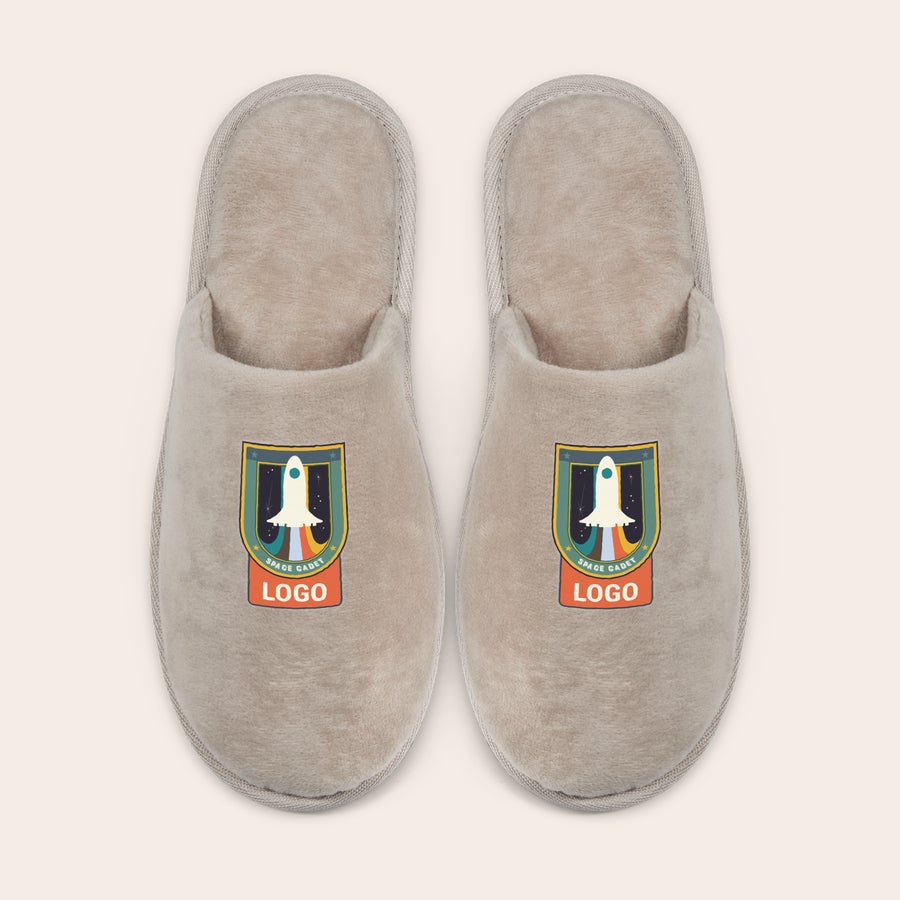 Pantufas personalizadas Par de pantufas personalizadas cor bege com design "SPACE CADET" estampado, ideal para surpreender entes queridos.