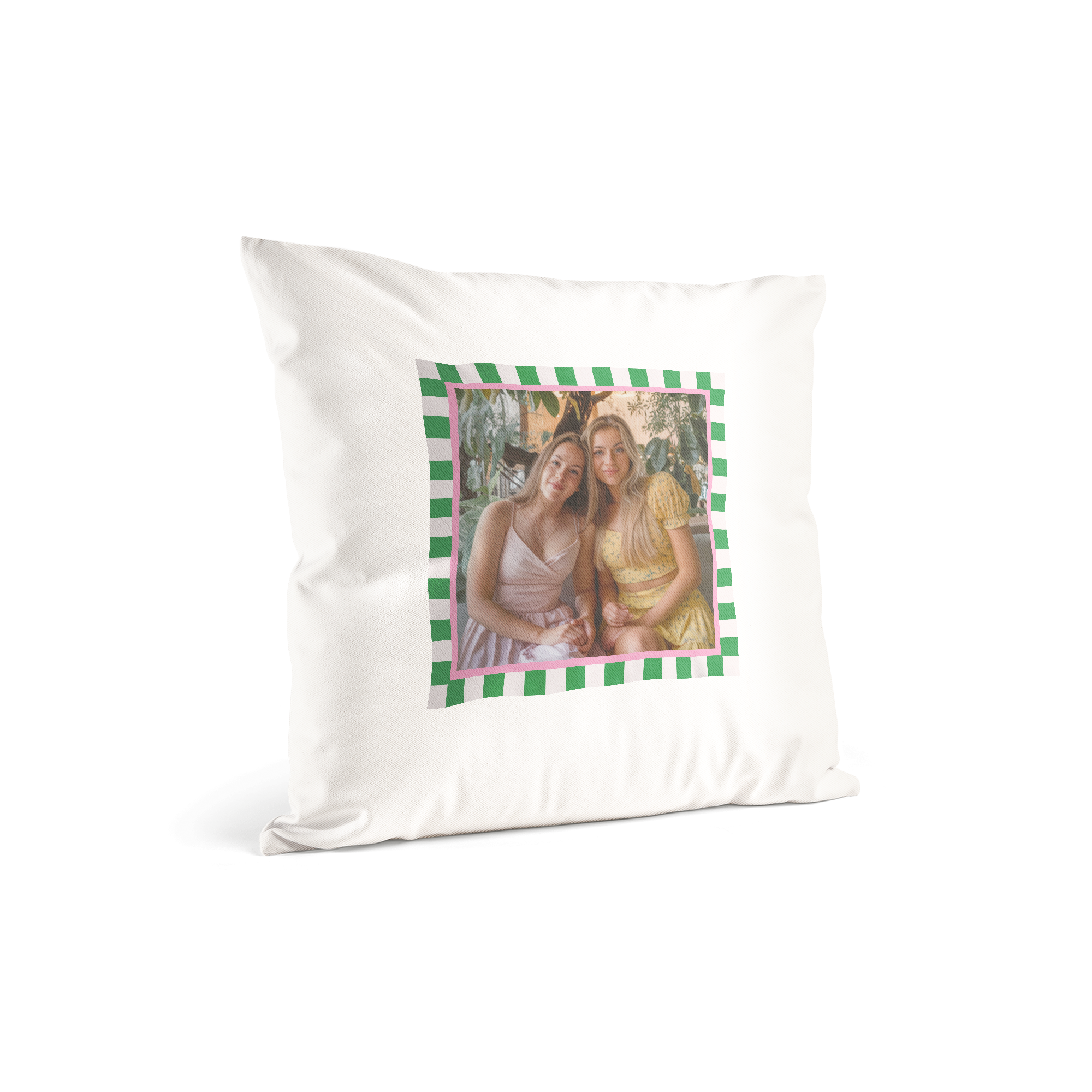 Almohada blanca personalizada con una foto impresa de dos amigas y un borde de rayas verdes y rosas.