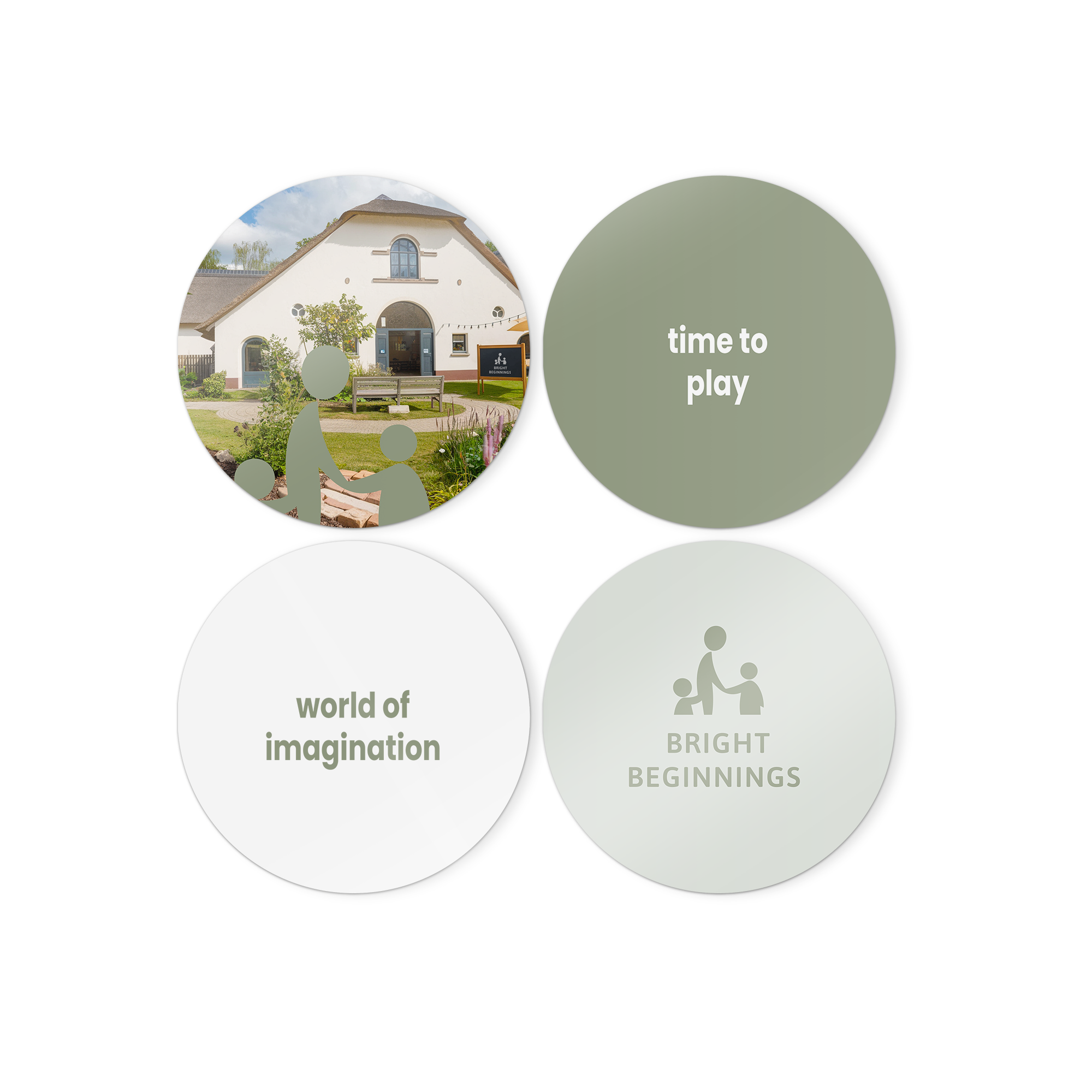 Vier runde Wandbilder aus Holz, eines mit einem personalisierten Foto eines Hauses und dreien mit dem Text "time to play", "world of imagination" und "bright beginnings" bedruckt.