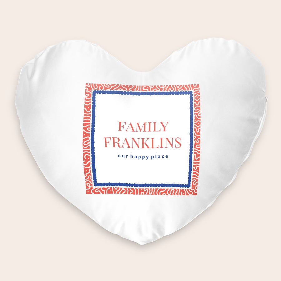 Almofada estampada - Coração  Almofada em forma de coração branca personalizada com o texto "Family Franklins our happy place" impresso
