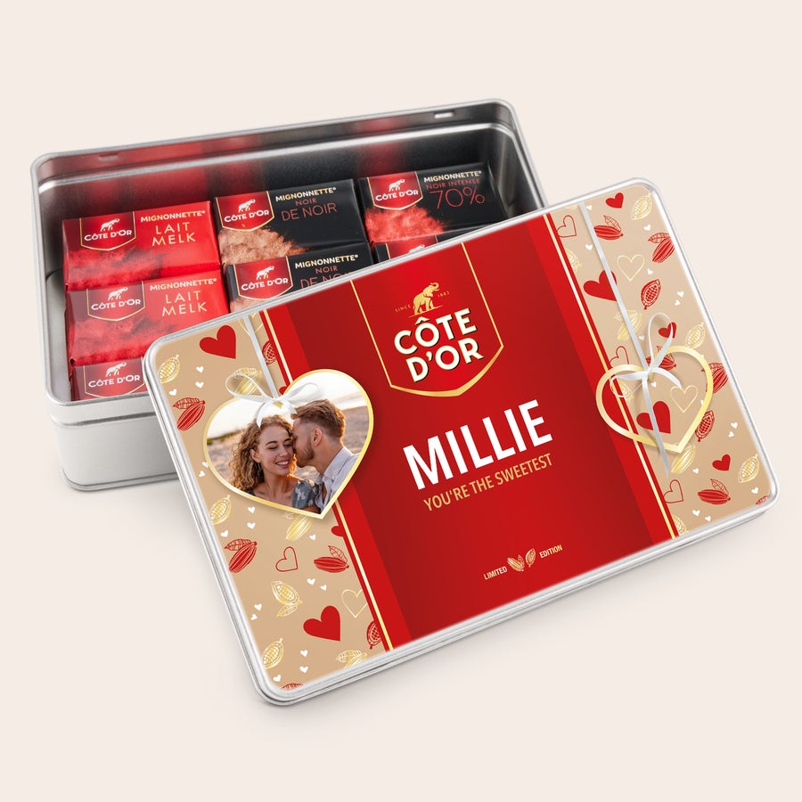 Lata de presente personalizada - Côte d'Or Lata de chocolates Côte d’Or de luxo personalizada com foto, nome Millie e mensagem You're The Sweetest.