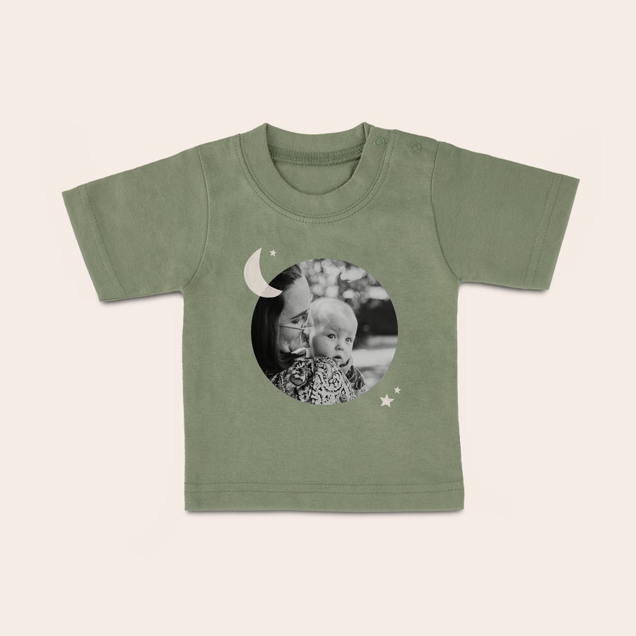 Tricou personalizat - Bebeluș Cămașă bebeluș verde, personalizată cu o fotografie alb-negru și decorațiuni lună și stele