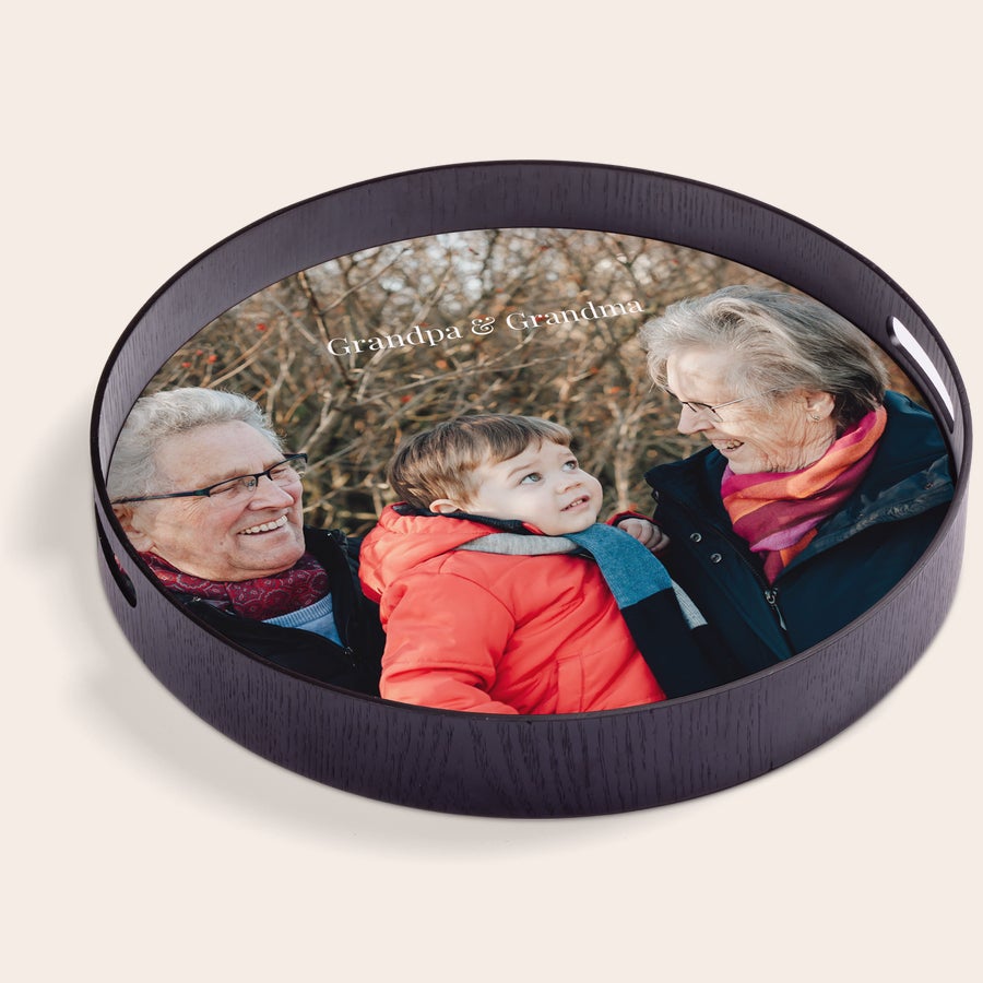 Personaliziran servirni pladenj - okrogel Personaliziran okrogel servirni pladenj z natisnjeno fotografijo dedka, babice in otroka, z napisom "Grandpa & Grandma"
