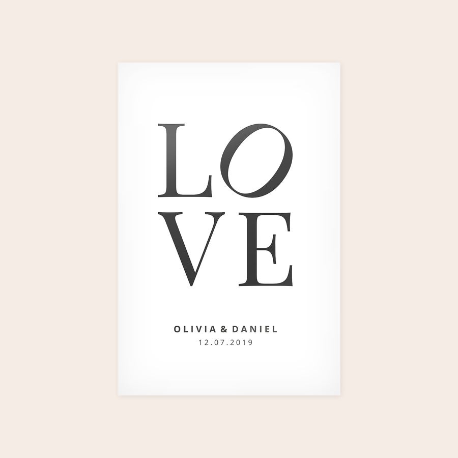 Juliste valokuvalla Ikuista suosikkihetkesi tähän upeaan valokuvajulisteeseen. Mustavalkoinen juliste, jossa LOVE-teksti ja päivämäärä 12.07.2019.