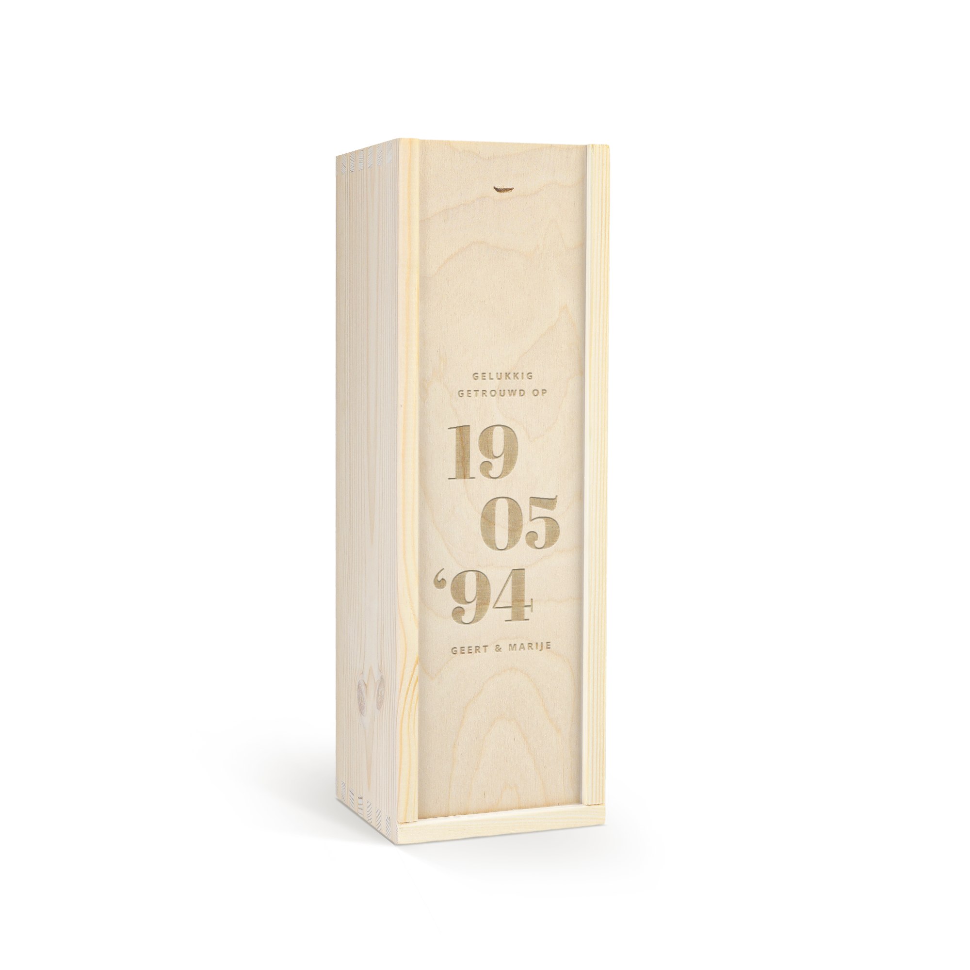 Gegraveerde houten kist voor een fles whisky met de tekst "Gelukkig getrouwd op 19-05-'94 Geert & Marije"