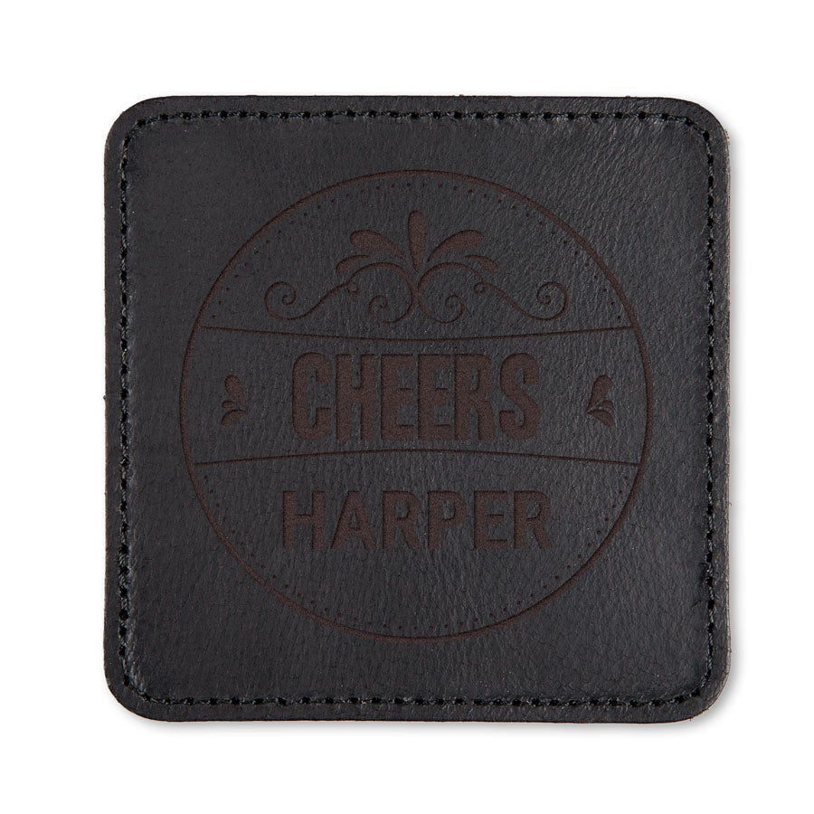 Černý gravírovaný kožený podtácek s nápisem CHEERS a jménem HARPER pro personalizovaný dárek.