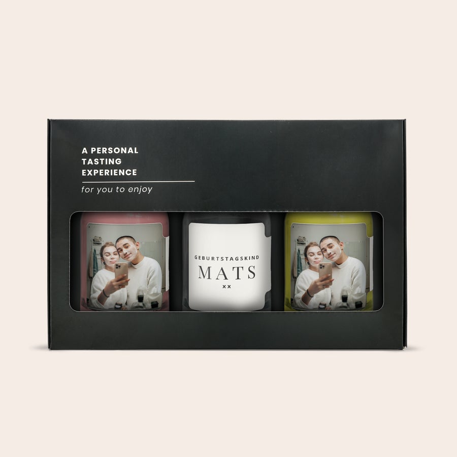 Miniatur-Alkoholverkostung – Pink Gin – Limoncello – Gin Schwarze Geschenkbox mit einem personalisierten Mini-Alkohol-Probier-Set. Zwei Flaschen sind mit einem Foto bedruckt und die mittlere Flasche mit Geburtstagskind Mats.