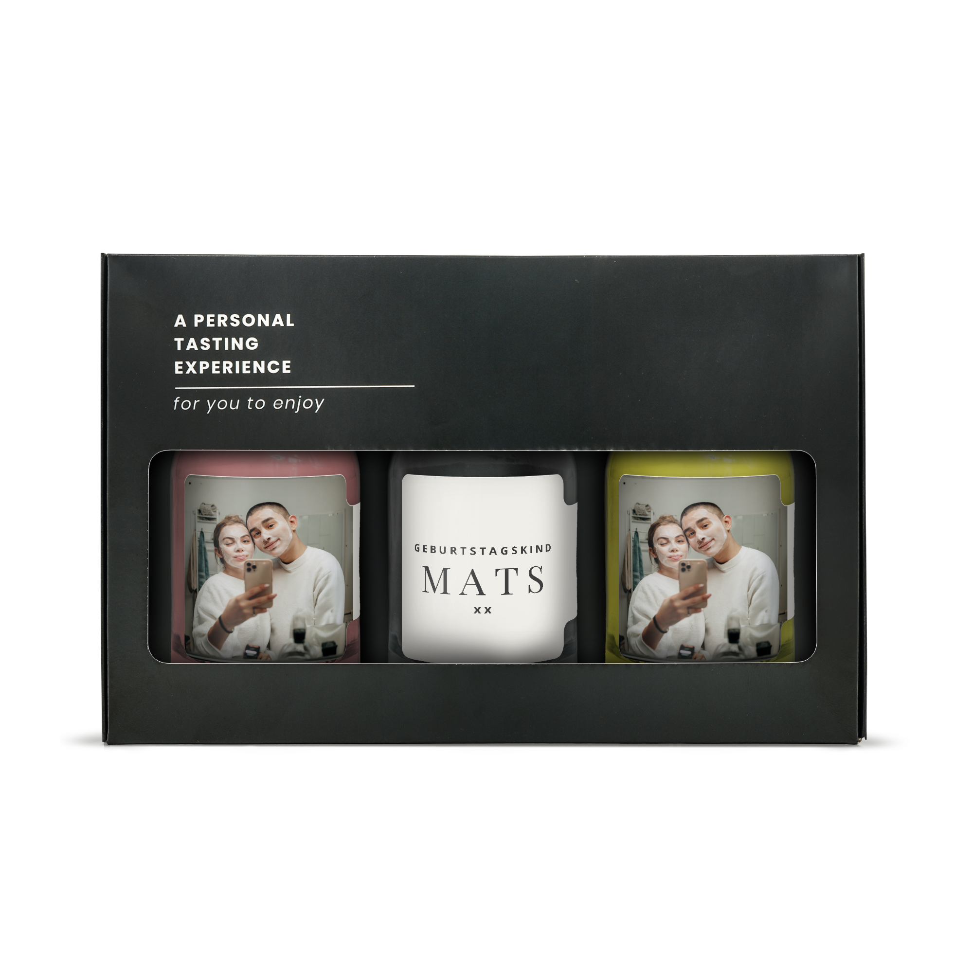 Schwarze Geschenkbox mit einem personalisierten Mini-Alkohol-Probier-Set. Zwei Flaschen sind mit einem Foto bedruckt und die mittlere Flasche mit Geburtstagskind Mats.