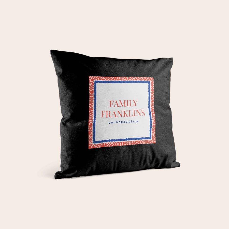 Cojin personalizado con foto Almohada negra personalizada impresa con "Family Franklins, our happy place" en un marco decorativo rojo y azul.