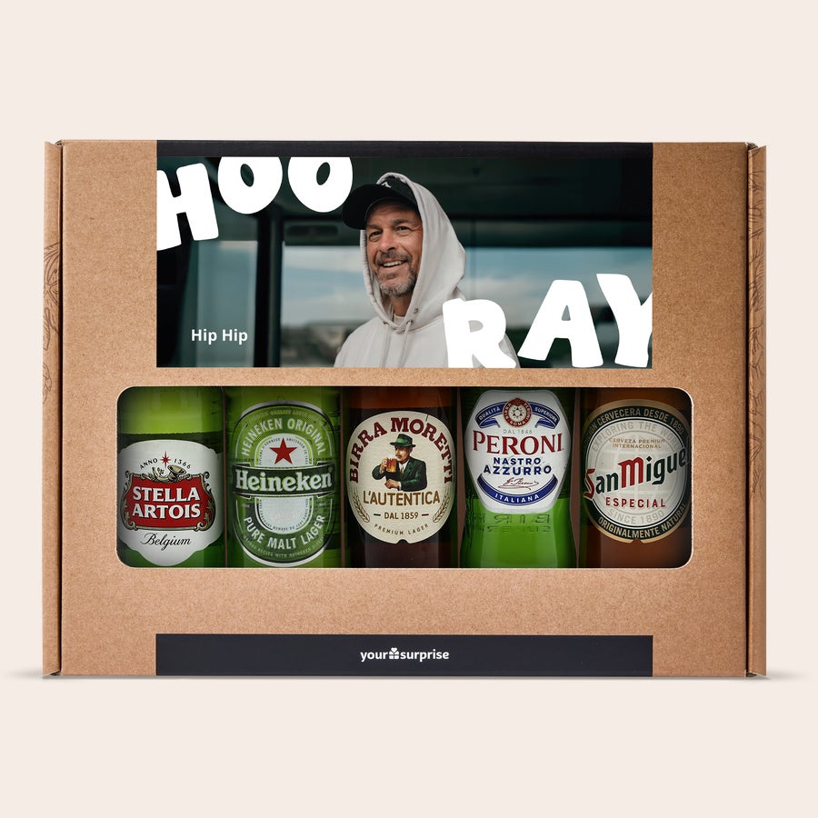Set cadou bere Pachet cadou personalizat cu bere pilsner, cu o fotografie imprimată a unui bărbat zâmbitor, și textul "Hip Hip Hooray". Cutia conține beri Stella Artois, Heineken, Birra Moretti, Peroni și San Miguel.