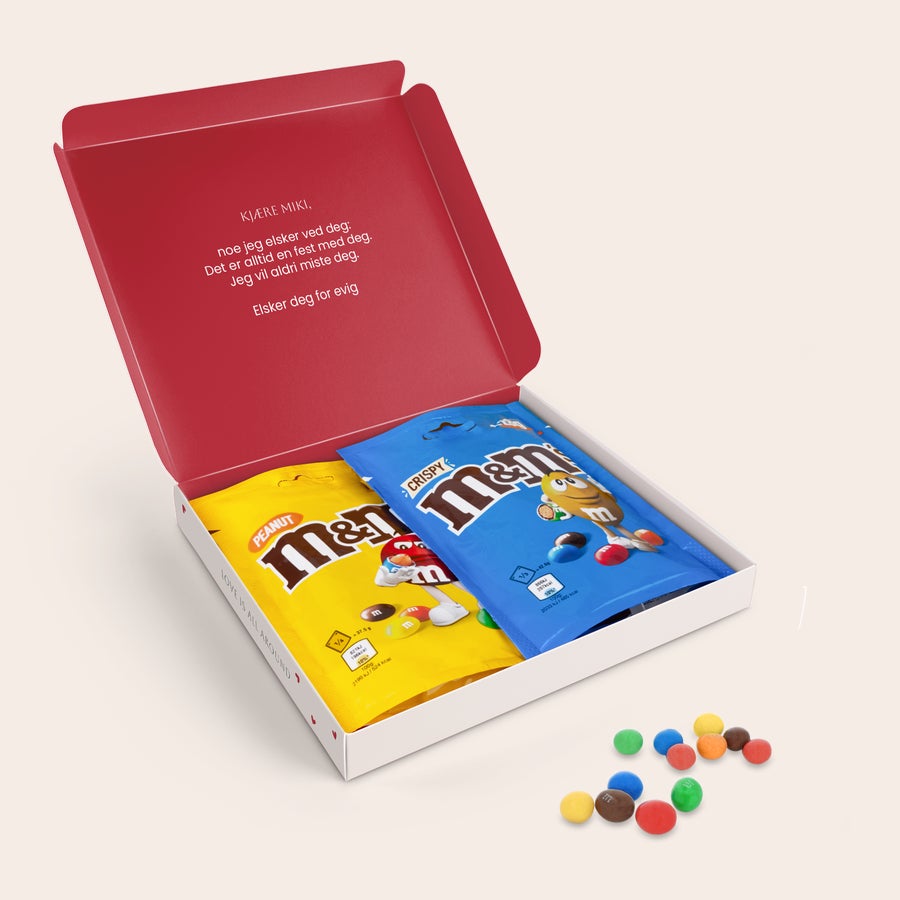 Personlig gaveeske med M&M's-sjokolade Personlig tilpasset M&M's-gaveeske med trykt tekst «KJÆRE MIKI» og to poser M&M's