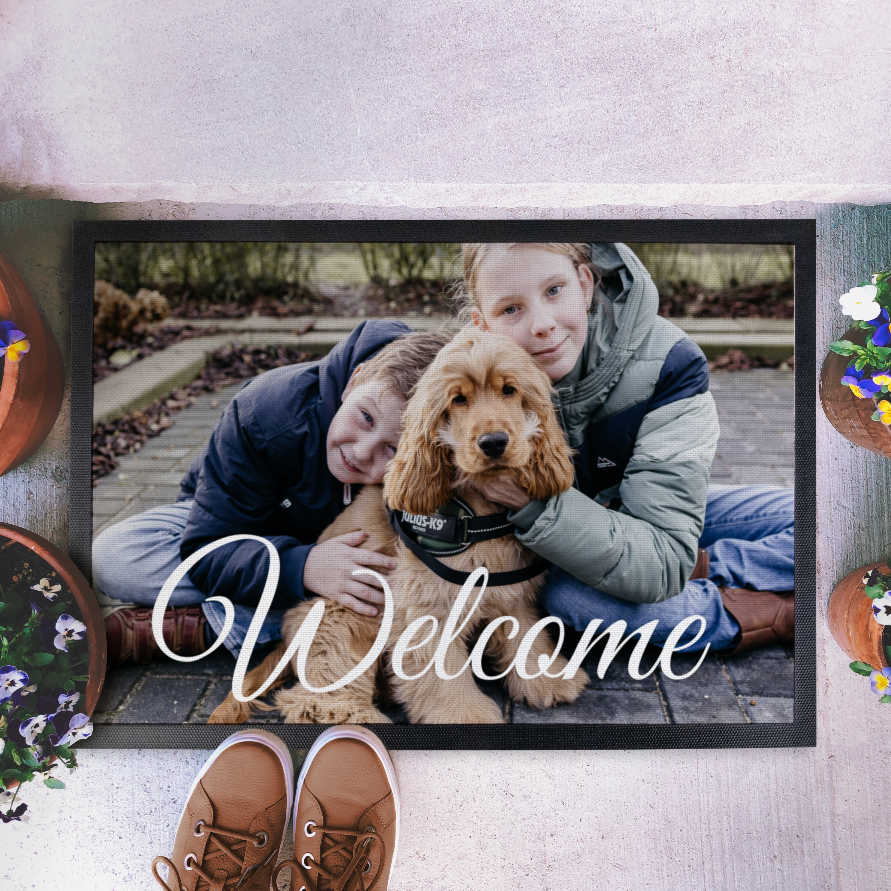 Covoraș de intrare personalizat cu fotografia a doi copii și un cățeluș, imprimat cu textul "Welcome"