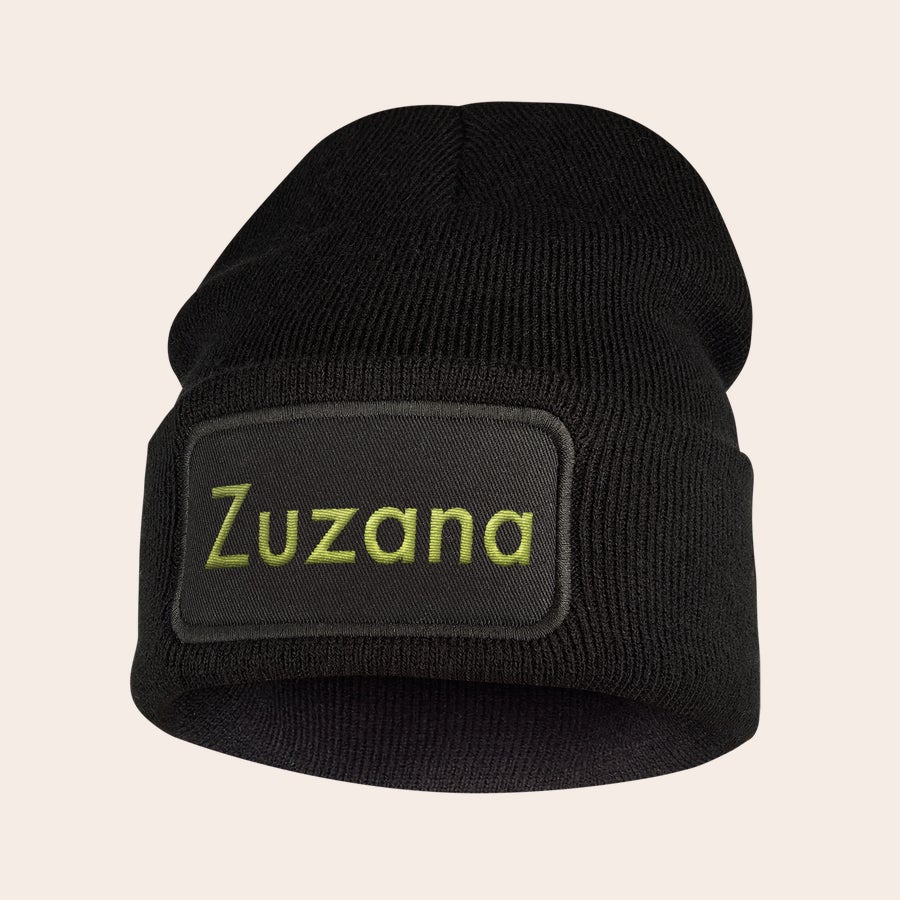 Vyšívaný klobouk Černá čepička s vyšívaným jménem Zuzana na černém štítku