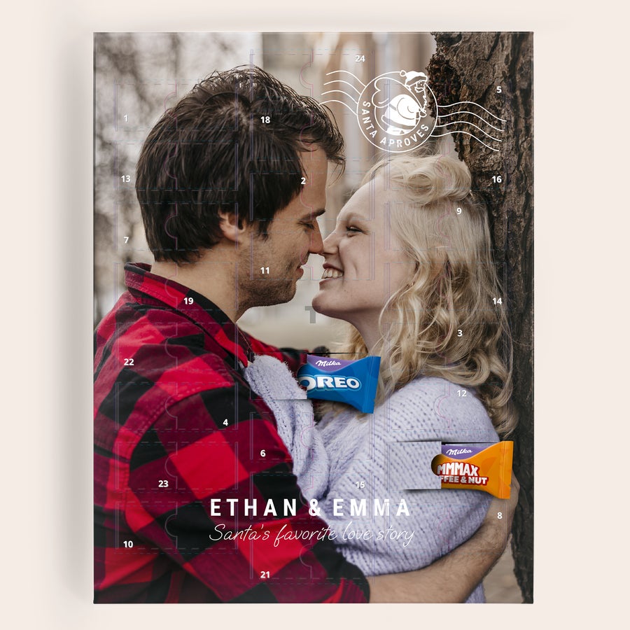 Personalizovaný adventný kalendár Personalizovaný adventný kalendár s fotkou páru Ethana a Emmy, textom Santa's favorite love story a 24 okienkami s čokoládou Milka.