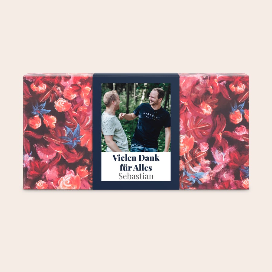 The Gift Label - Geschenkset Personalisiertes The Gift Label Geschenkset mit Wellnessprodukten, bedruckt mit einem Foto von zwei Männern, dem Text "Vielen Dank für Alles" und dem Namen "Sebastian".