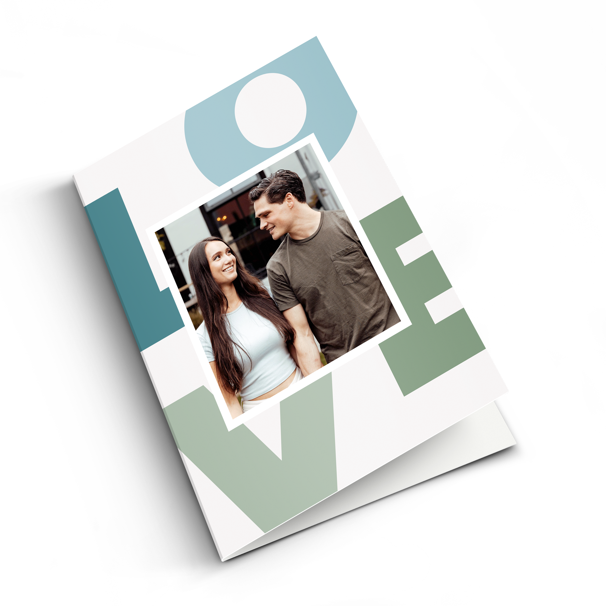 Um cartão personalizado com foto de um casal sorrindo e a palavra LOVE impressa em azul e verde
